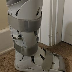 Air cast for right foot