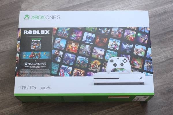  Xbox One S 1TB Roblox Console Bundle - White Xbox One