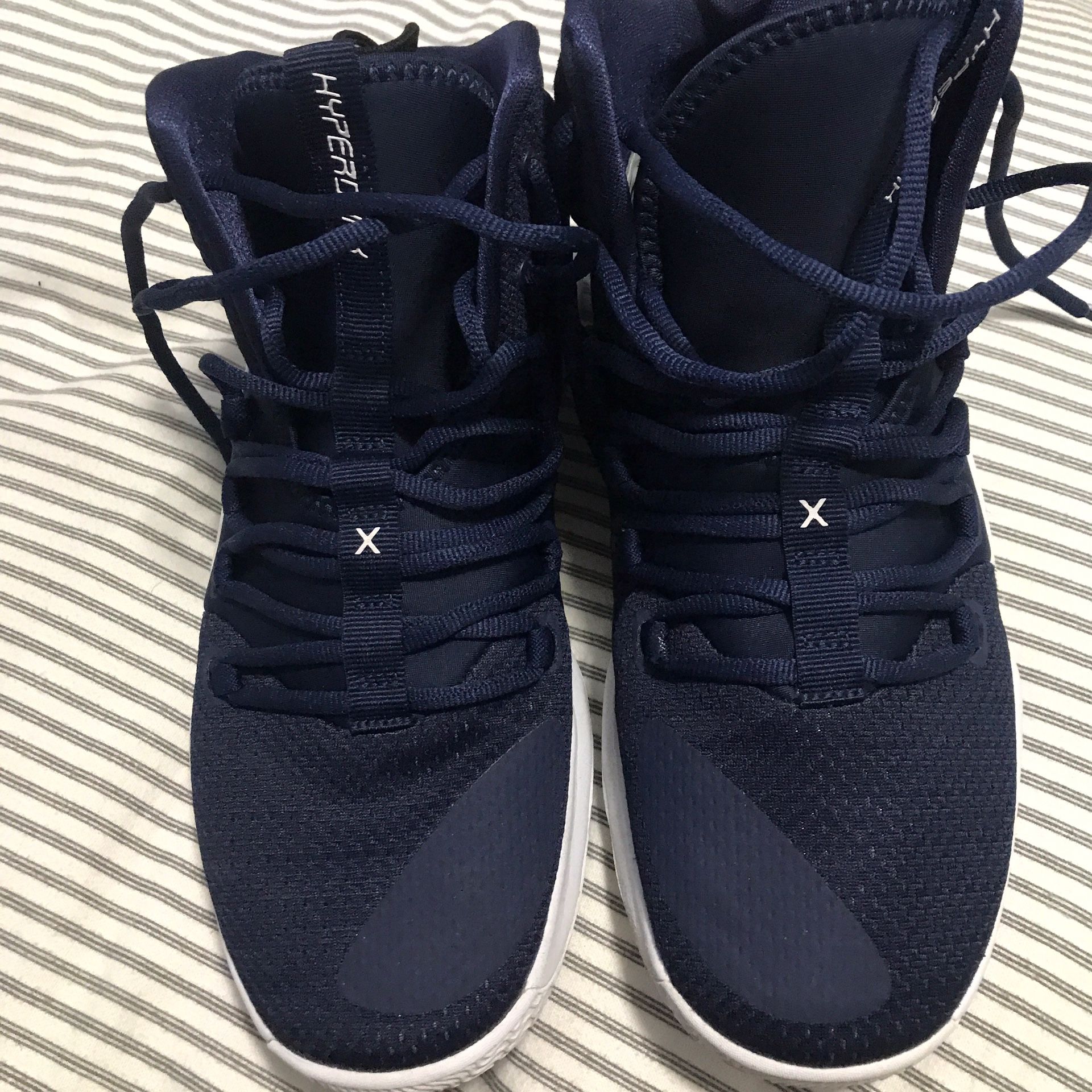 Hyper dunk basketball shoes