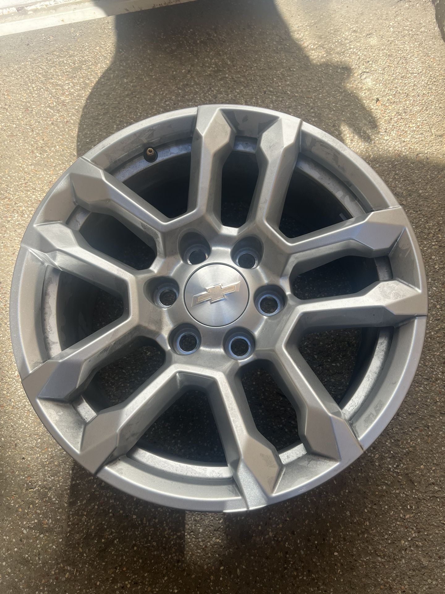 Singke 2025 Chevy Silverado Rim 18” Oem New Condition ( One 1 Wheel Only )( Solamente Un 1 Rin ) Como Nuevo