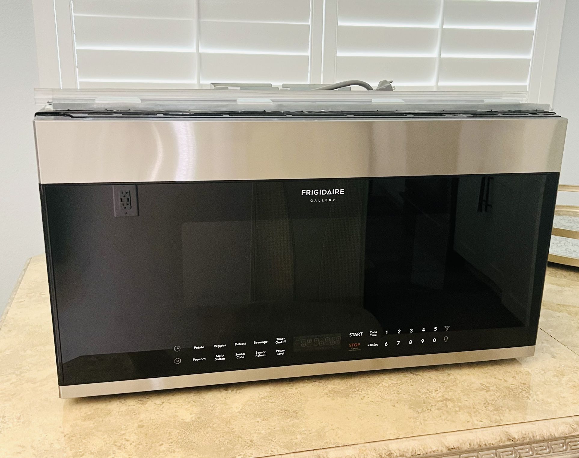 Microwave Frigidaire. Gallery over the range 