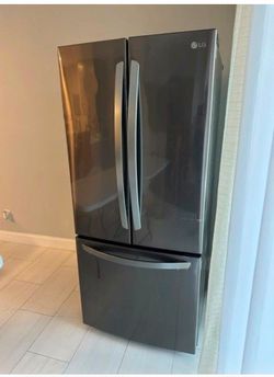 33-inch LG SS French Door Refrigerator. 100% FULLY WORKING!