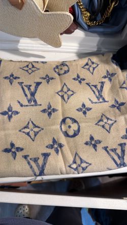 LV scarf