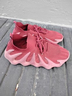 Burgendy comfortable tennis shoes 👟