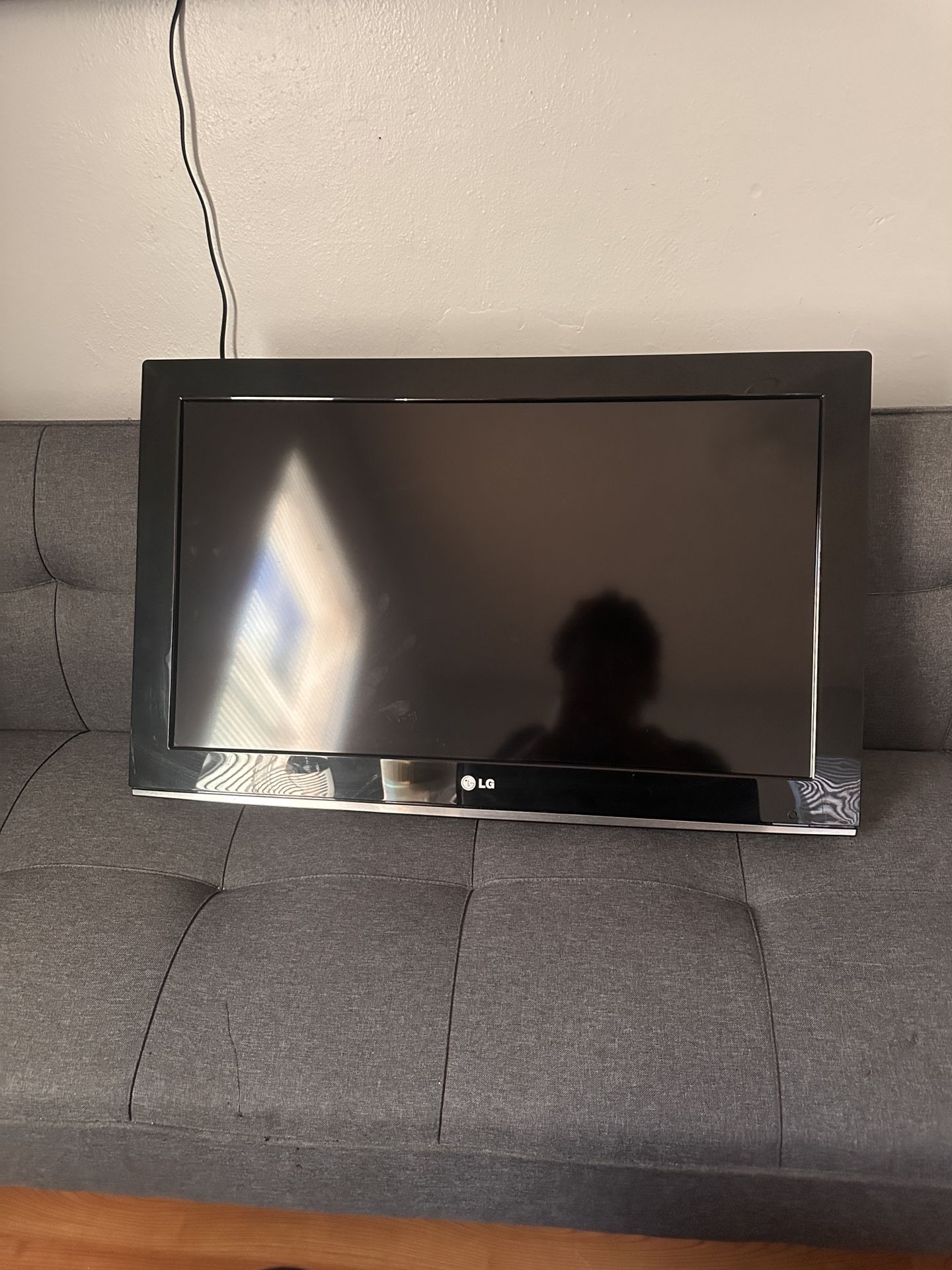 LG 40’ Flat Screen Tv
