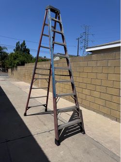 Werner 10 ft. H Fiberglass Step Ladder Type IA 300 lb. cap.