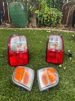 96-02 Toyota 4Runner OEM Tailights and Corner Lights