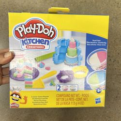 NWT Play-Doh kitchen set 