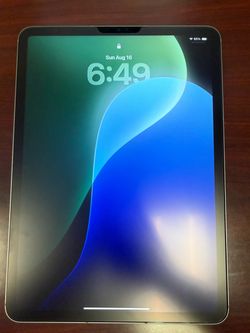 Like new iPad Pro 11 inch 4th generation. Cellular unlocked. 256gb space gray with Apple Magic Keyboard