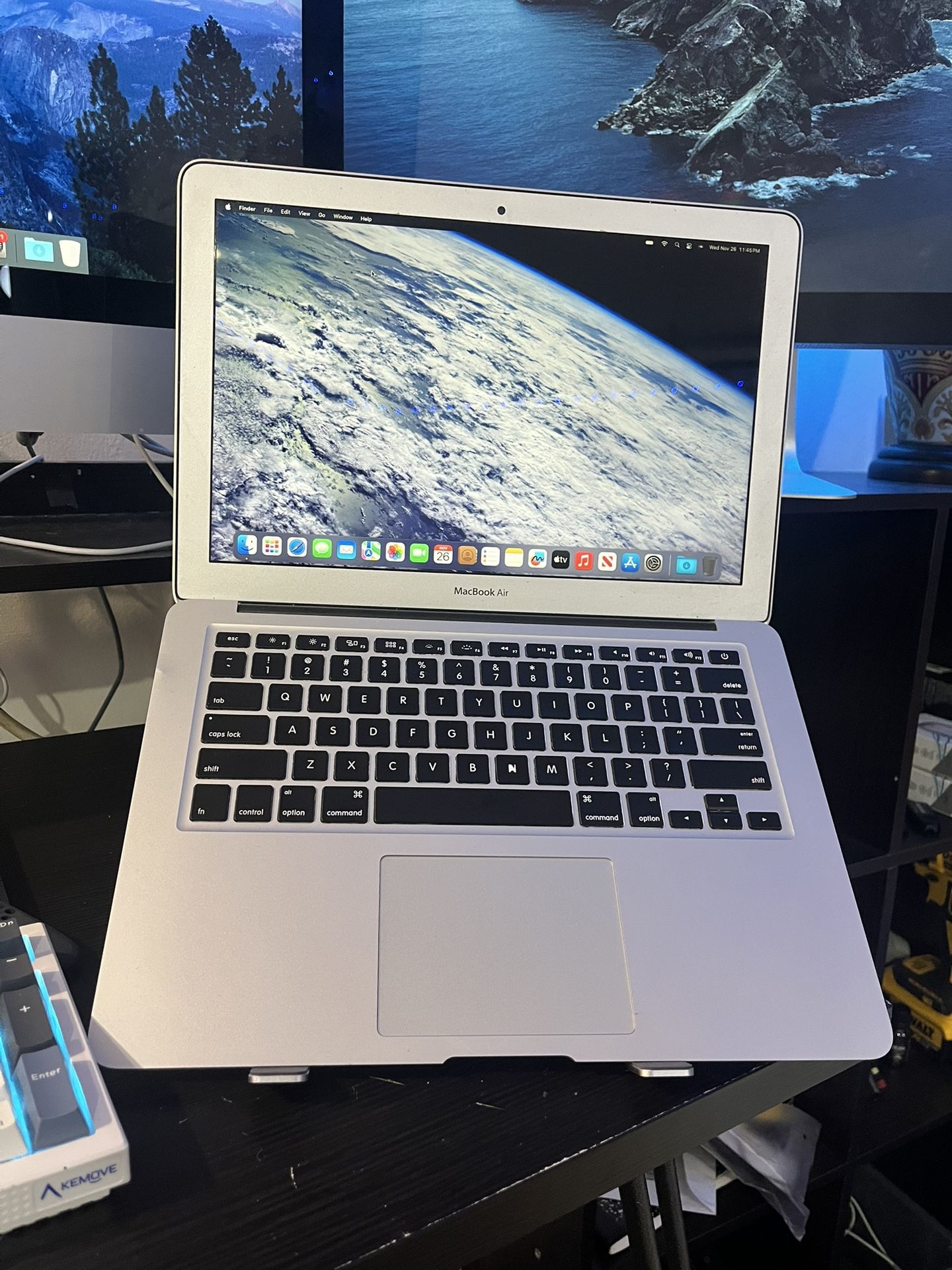 MacBook Air 2015 13 inch i5 8gb 256 ssd MacOS sequoia With charger