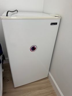 Magic Chef mini fridge dorm refrigerator