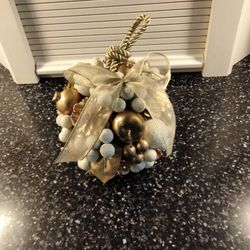 Ivory and Gold Candlescape With Ivory And Gold Kissing Ball