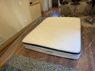 QUEEN Helix Midnight Mattress - Like New !
