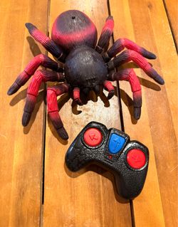 Terra by Battat – Remote Control Infrared Light-Up Spider – Tarantula Toy