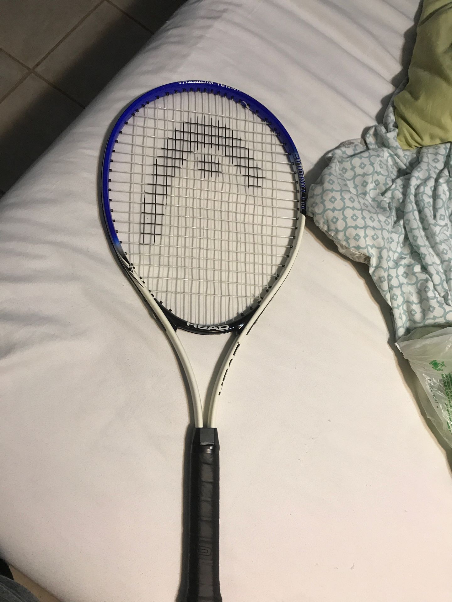 Head racket with 5 tennis balls