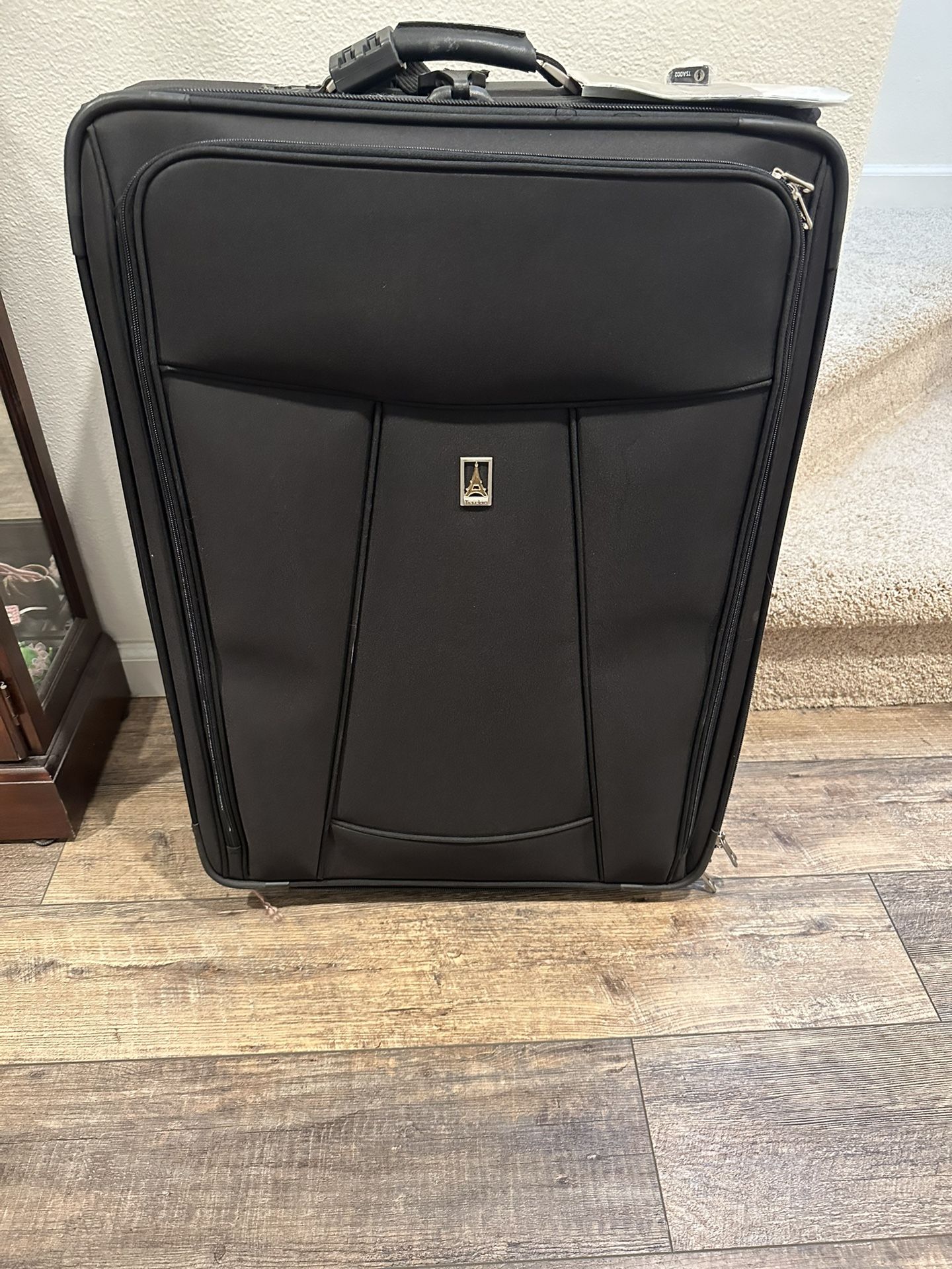 28” Expandable Crew 6 Travelpro Luggage Black