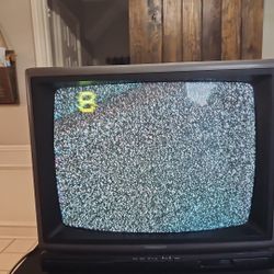 Vintage Magnavox RR1930 W122 19" Color CRT Television for Retro Gaming. Co-axial only, this TV works perfect. Great picture great sound. Play old scho