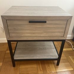 Set of 2 End Tables 