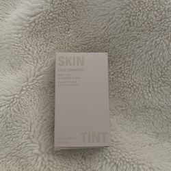Kylie Cosmetics- Skin Tint Blurring Elixer