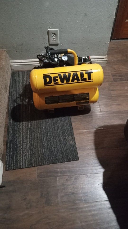 DeWalt 125 psi 4 gallon air compressor like new little used