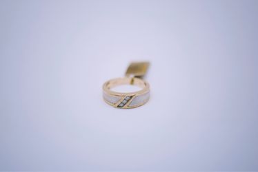 10 K two tone band cluster diamond ring