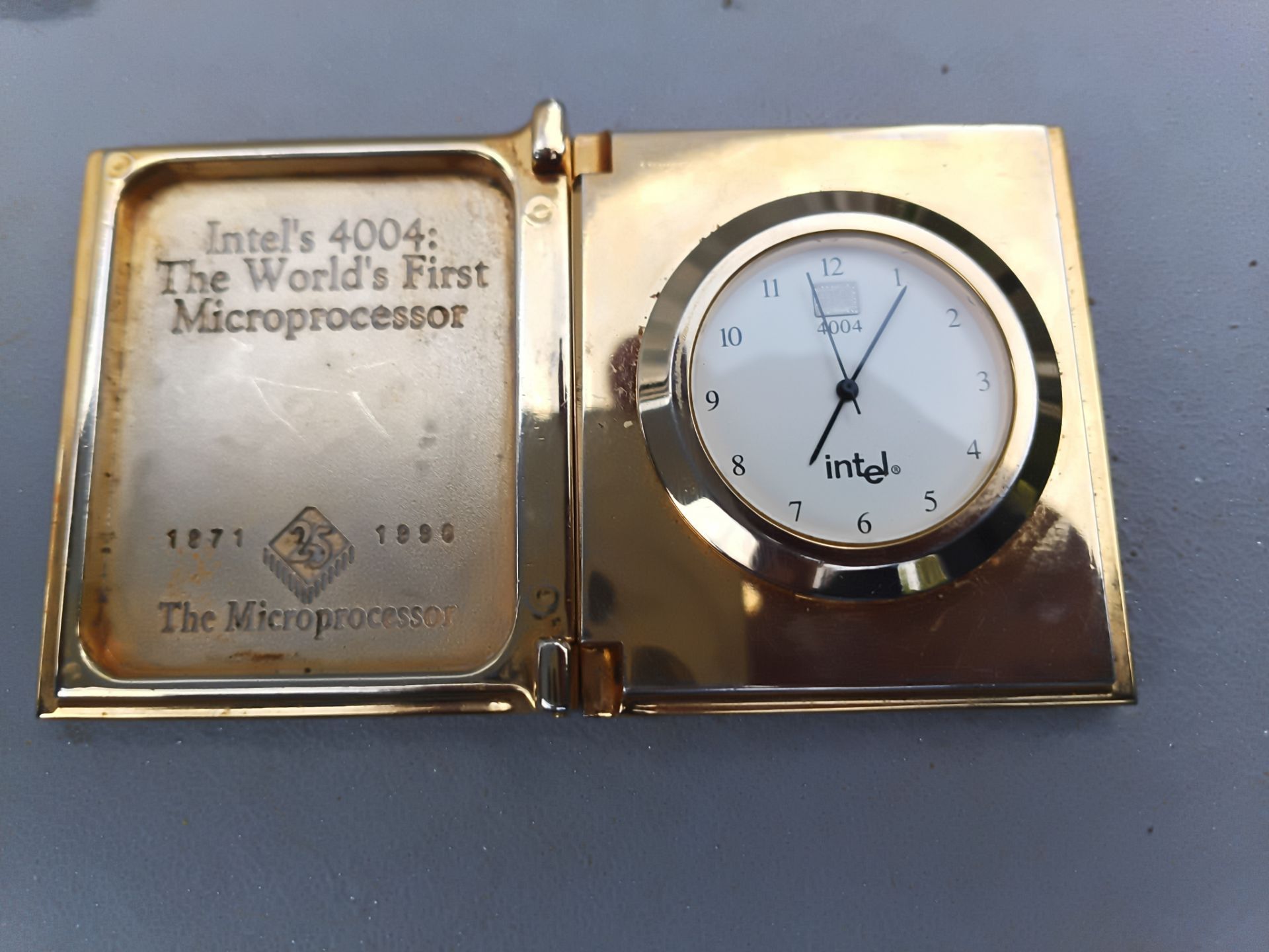 Cold until mini clock from Intel's 4004 the world's first micro processor