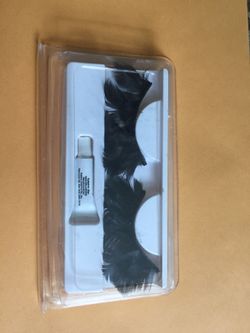 Dramatic Feather Lashes w glue