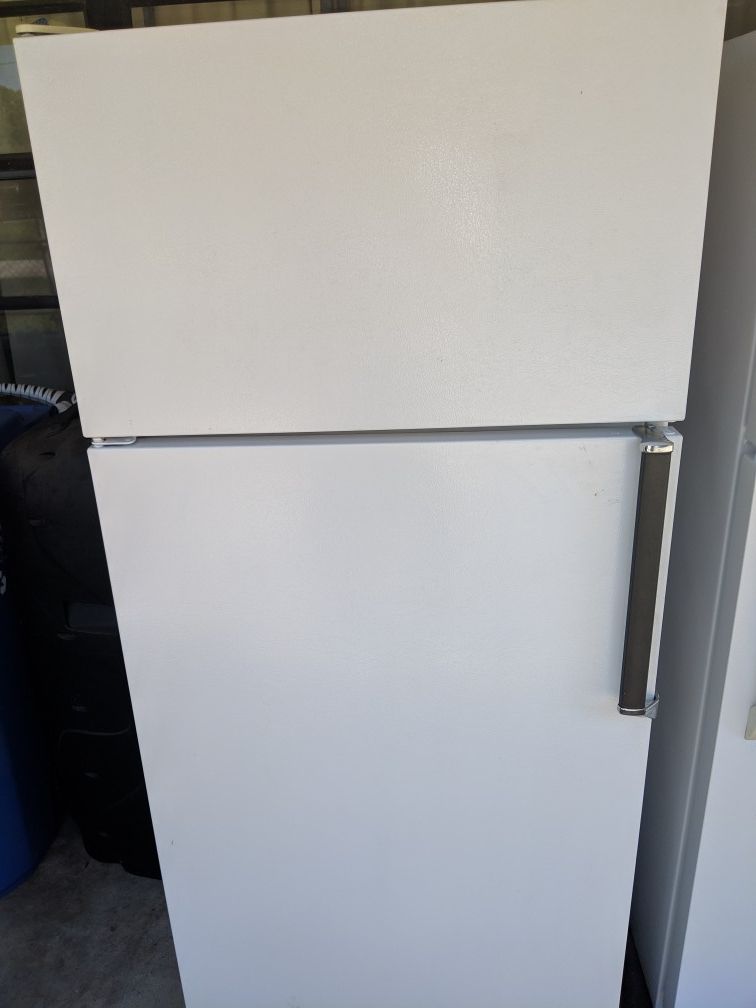 Kenmore 18 cubic foot Refrigerator