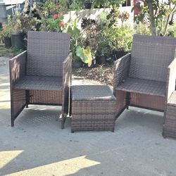 4 Patio Chairs & 2 End Tables