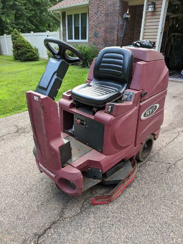 MINUTEMAN SCV 28/32 AUTOMATIC FLOOR SCRUBBER.  GOOD BATTERIES NEW WATER PUMP NEW VAC MOTOR AND WIRING HARNESS READY TO GO.  32" ROTARY DISC CLEANING 