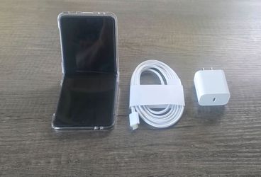 Samsung Galaxy Z Flip 7 256GB — Unlocked, Like New, No Scratches + Fast Charger Bundle + clear cover