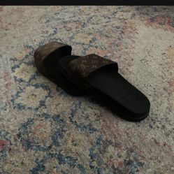 louis vuitton slides