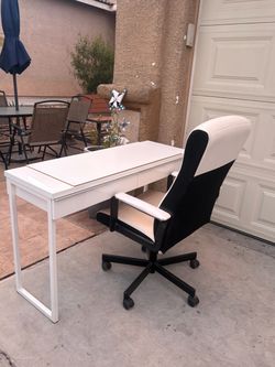 desk and chair excellent condition H30 W48 D18 free delivery