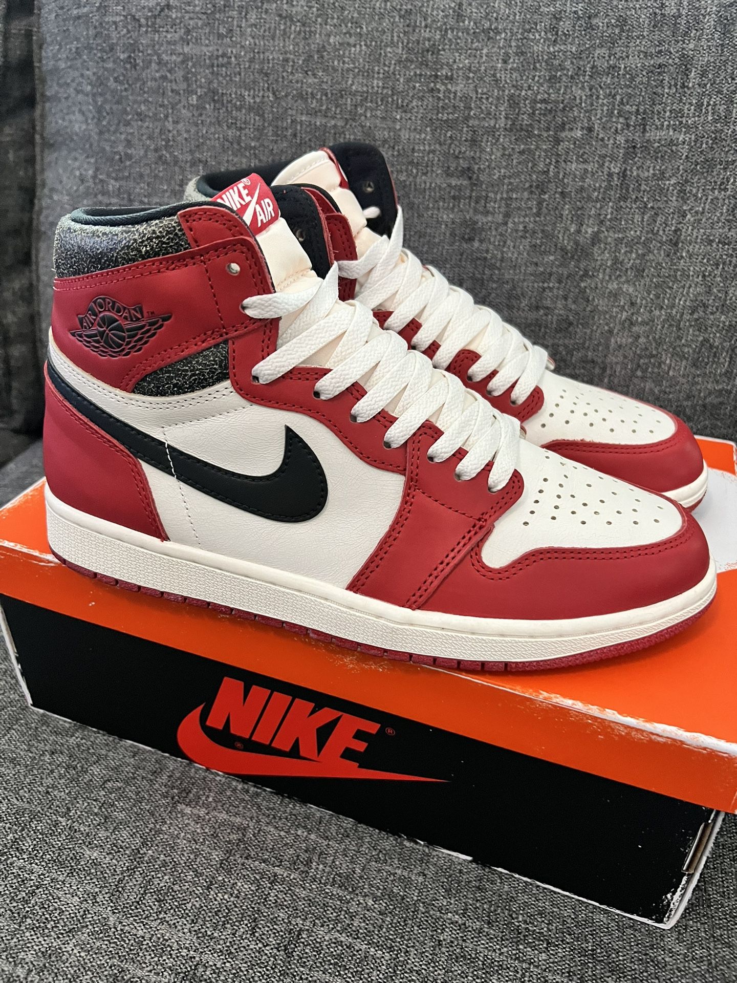 Size 9.5  100% Authentic Air Jordan 1 Chicago Lost And Found