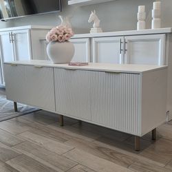 Beautiful TV Media Console. Used, in great condition. 

71"L x 16"D x 24"H 

Decor Not Included 

$195

TV Stand 