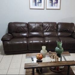 Sofa Seccional De 5 Piezas. Los Extremos Son Reclinables Electricos $200 Y Se Incluye El Adorno De Pared