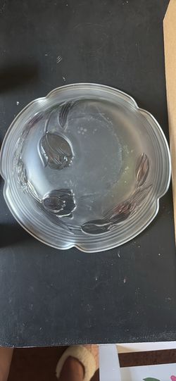 Nice frosted glass bowl. With tulip design.