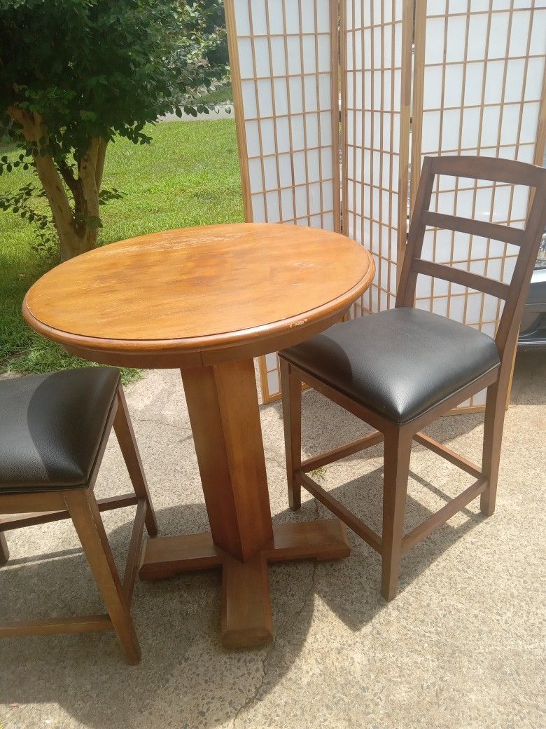 Round Table 2 Chairs