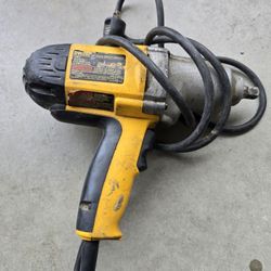 IMPACT 1/2 IN DEWALT CORDED.
