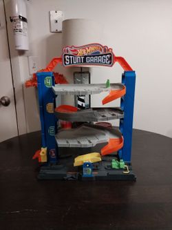 Hot Wheels Stunt Garage Playset