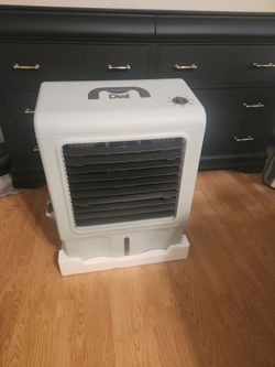 Portable evaporative air cooler