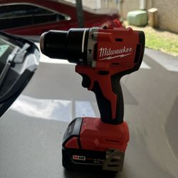 Milwaukee Hammer Drill With Battery (taladro)