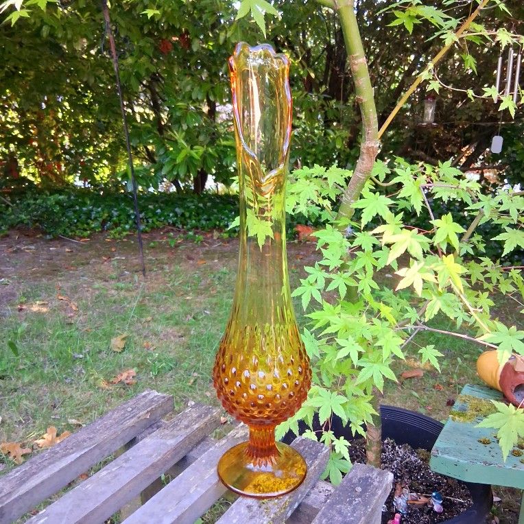 FENTON SWUNG GLASS VASE
