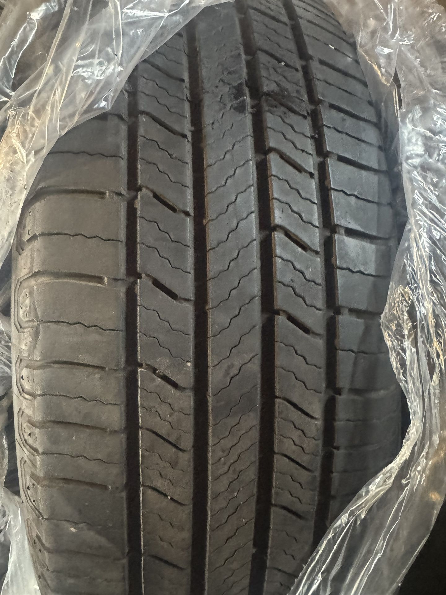 2 Michelin  Defender 2  225  65 R 17