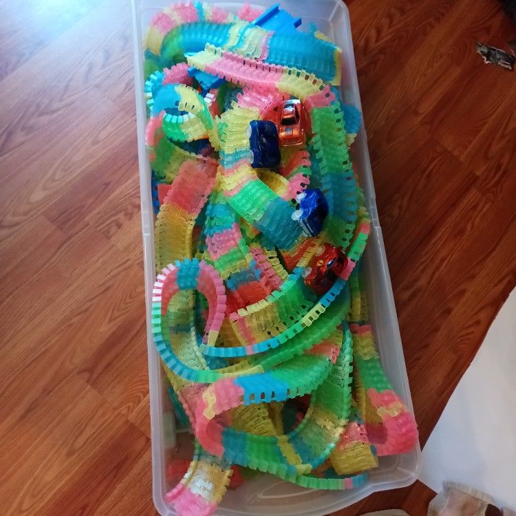 Whole Bunch Of Magic Tracks Track With 4 Cars