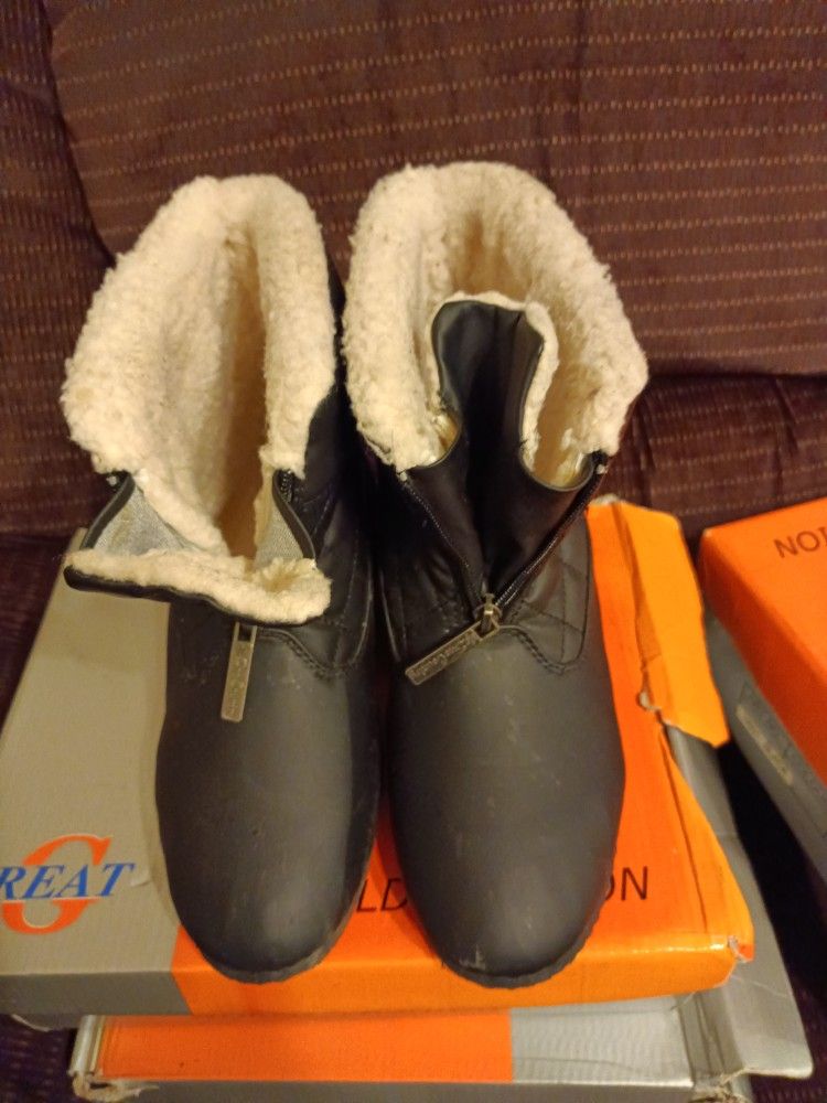 Lady,S, Winter Boots black With Fur On The Inside Of Them.