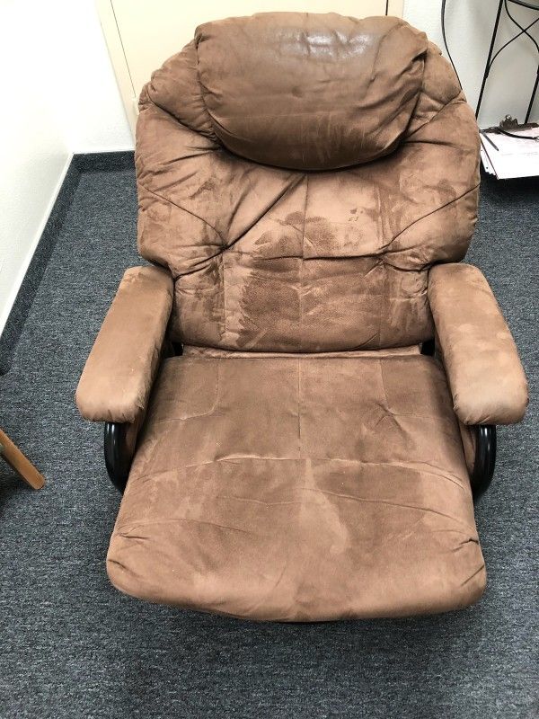 Brown suede swivel reclining chair
Condition is Used
Some signs of wear, including small scratches
Please see photos
Two hanging storage bags from t