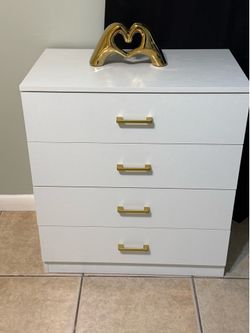 Queen bed-2 night stands and a small dresser