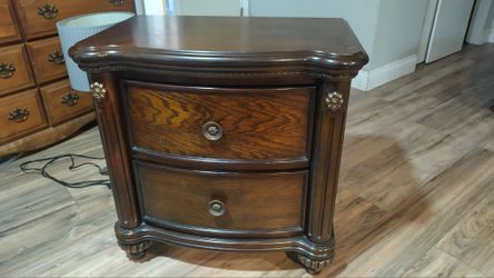 NIGHTSTAND 
WOODEN  