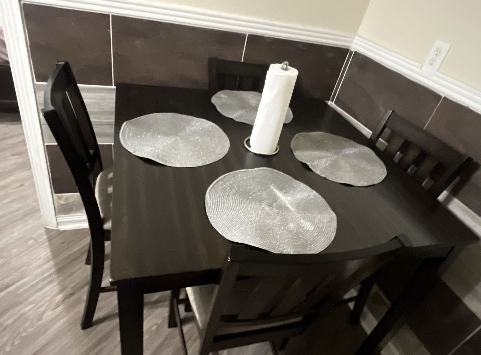 Dining Table With 4 Chairs/ Comedor
